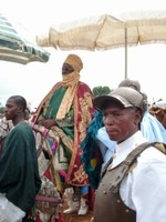 Le Sultan dans sa tenue de Roi le 11 sept 2010 fin de ramadan au CAMEROUN: cliquer pour aggrandir